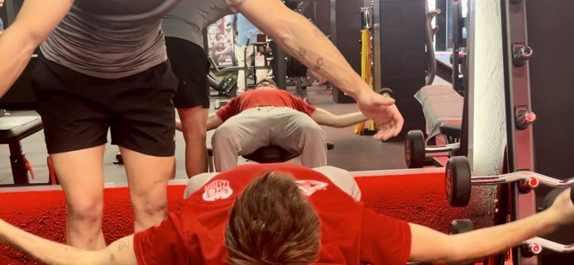 Marcos Albelda entrenador personal supervisando un ejercicio de fuerza en el gimnasio