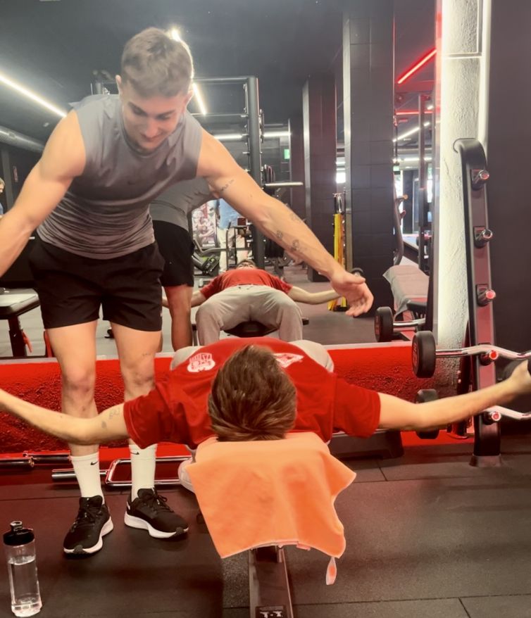 Marcos Albelda entrenador personal supervisando un ejercicio de fuerza en el gimnasio