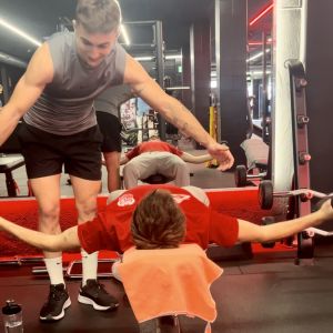 Marcos Albelda entrenador personal supervisando un ejercicio de fuerza en el gimnasio